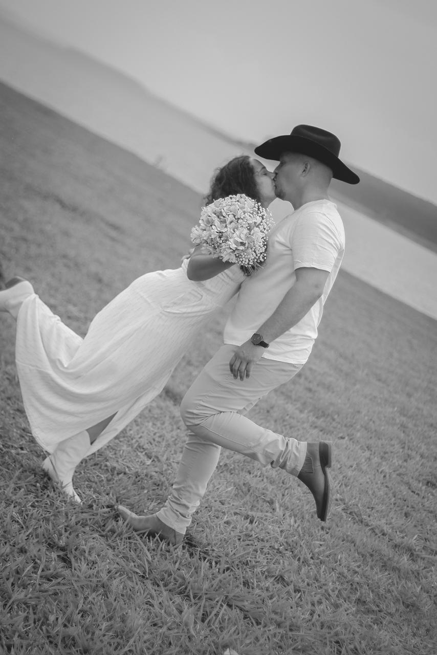 Ensaio pré-wedding pré-casamento - Fotos românticas espontâneas de casal